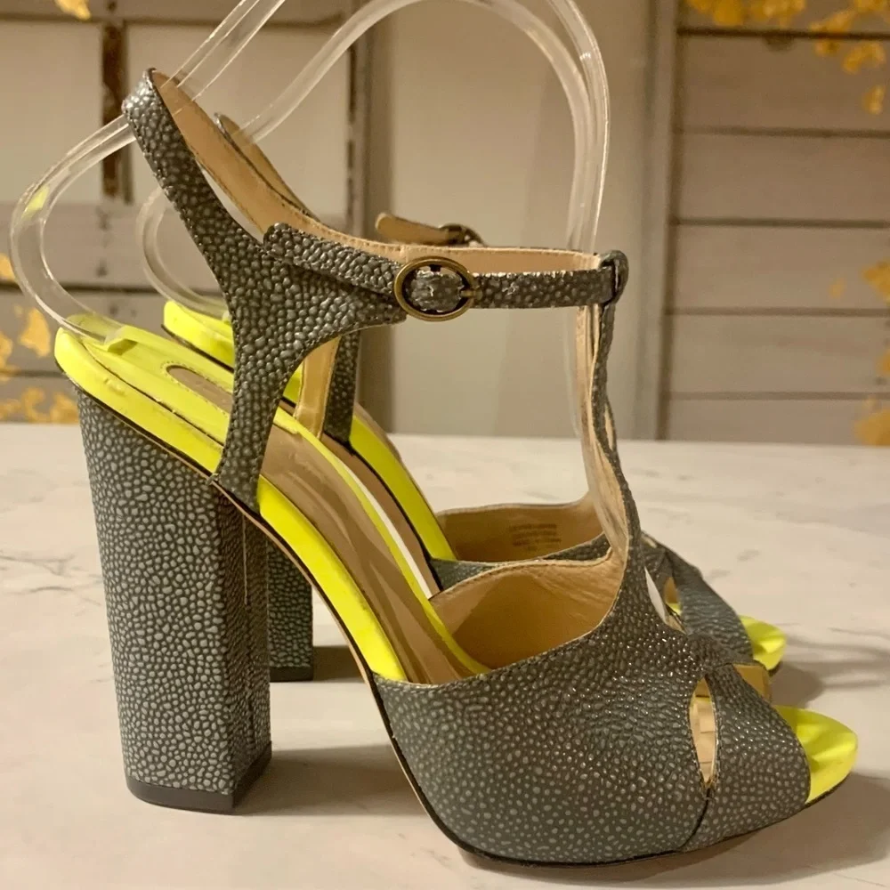 Joan & David Dadallina Gray Yellow Textured Leather T-Strap Peep Toe Sandal Sz 6